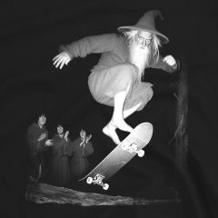 Gandalf auf dem Skateboard – Lustiges Fantasy T-Shirt